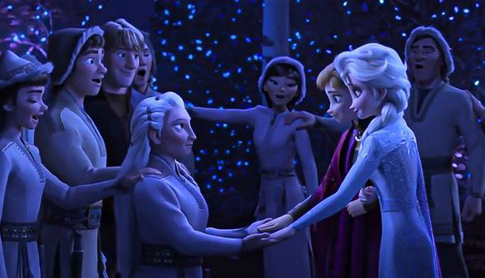 Frozen 3 precisa continuar uma importante tradição de design de Elsa dos 2  filmes anteriores